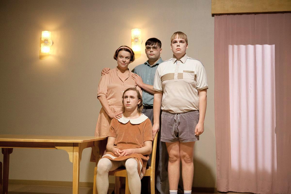 Elina Knihtilä, Ylermi Rajamaa, Pyry Nikkilä ja Antti Heikkinen esittävät Q-teatterin näytelmässä tavallista perhettä.