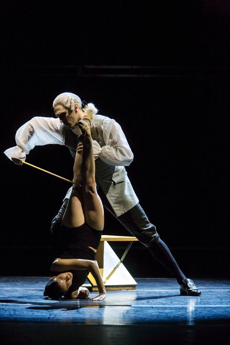 Säveltäjänero Bachia esittävä Nicholas Ziegler vetelee tanssija Linda Haakanaa jousellaan kuin elävää selloa. Kuva: Sakari Viika