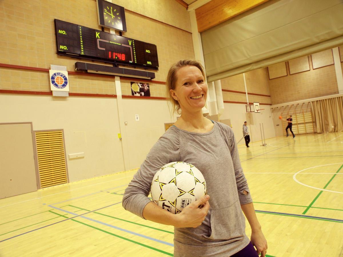 Liikunnanopettaja Marinka Rostedt hehkuttaa myös mielellään urheilupuistoa. Kuva: Mauritz Hellström