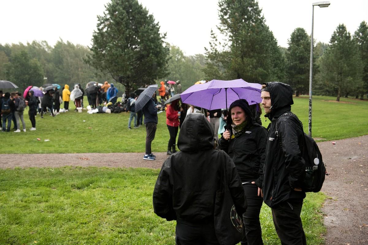 Jokiuoman puiston nasujaisissa Marika Pasanen ja Sauli Taipale seisovat aluksi syrjemmällä ja seuraavat tilannetta. Tuttu nuori käy juttelemassa heidän kanssaan.