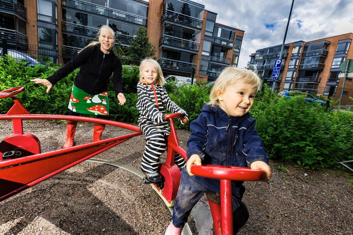 Huvilinnanaukion leikkipuistosta löytyy Anna Westerlundille juttuseuraa ja Myrskylle ja Aarolla leikkikavereita. Kuva: Jukka Granstrom