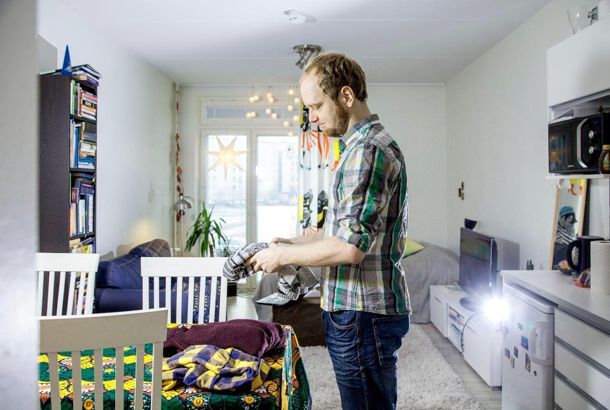 Heikki Hietanen haki ensimmäistä määräaikaista papinpaikkaansa puoli vuotta, kunnes löysi sellaisen parinsadan kilometrin päässä nykyisestä kodistaan ja kihlatustaan. Teologian opiskelijoiden keskuudessa suhteiden merkityksestä valintoihin huhutaan. Kuva: Sirpa Päivinen