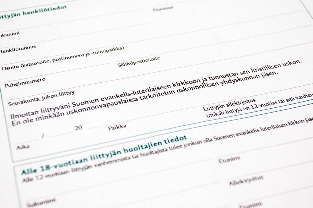 Paperisessa kirkkoonliittymislomakkeessa pitää allekirjoittaa, että tunnustaa Suomen evankelis-luterilaisen kirkon uskon. Kuva: Topias Haikala