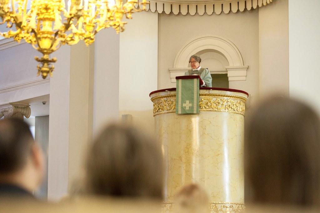 Piispa Irja Askola saarnasi Helsingin tuomiokirkossa syyskuussa. Kuva: Kirkon kuvapankki / Aarne Ormio