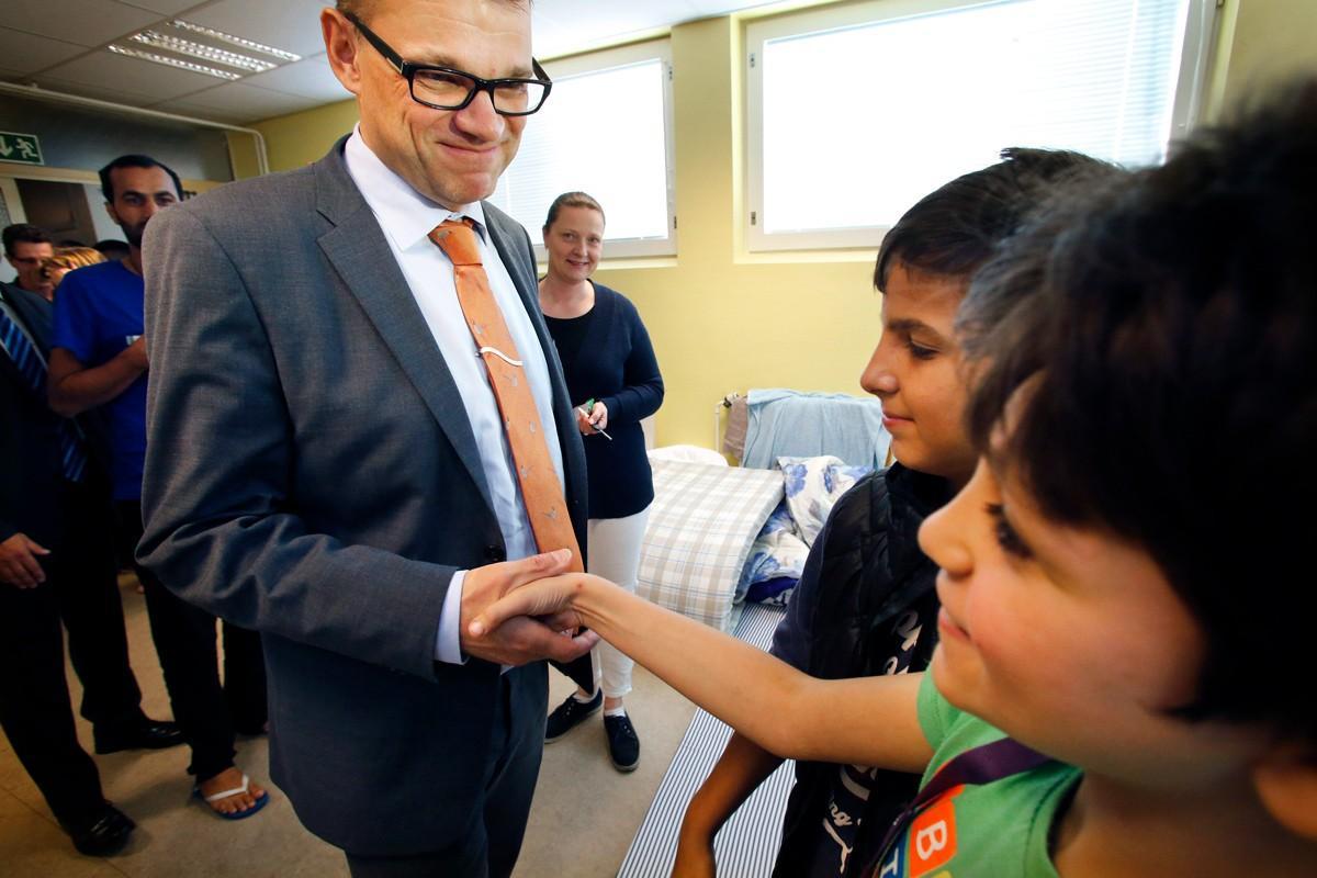 Juha Sipilä vieraili Heikinharjun vastaanottokeskuksessa Oulussa 5.9. 2015. Samana päivänä hän kertoi luovuttavansa Kempeleessä sijaitsevan kotinsa turvapaikanhakijoiden käyttöön. Näin ei lopulta tapahtunut muun muassa kyseisen perheen turvallisuuden vuoksi. Sipilä auttoi kyseistä perhettä muilla tavoilla.