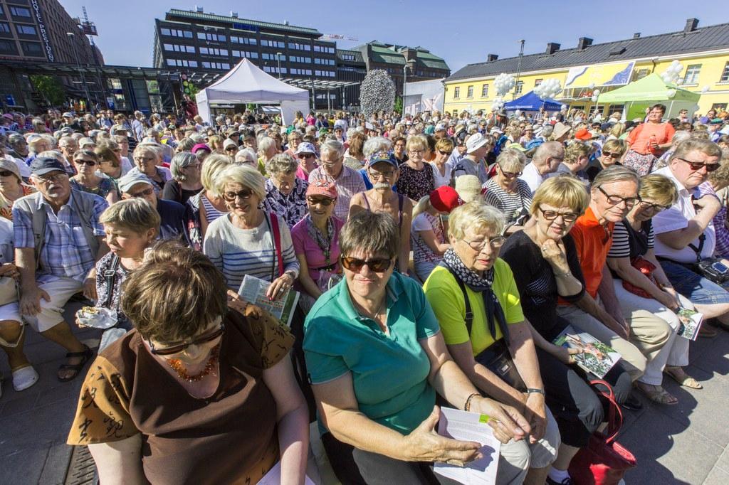 Viime toukokuussa Suvivirttä laulettiin sankoin joukoin Narinkkatorilla.