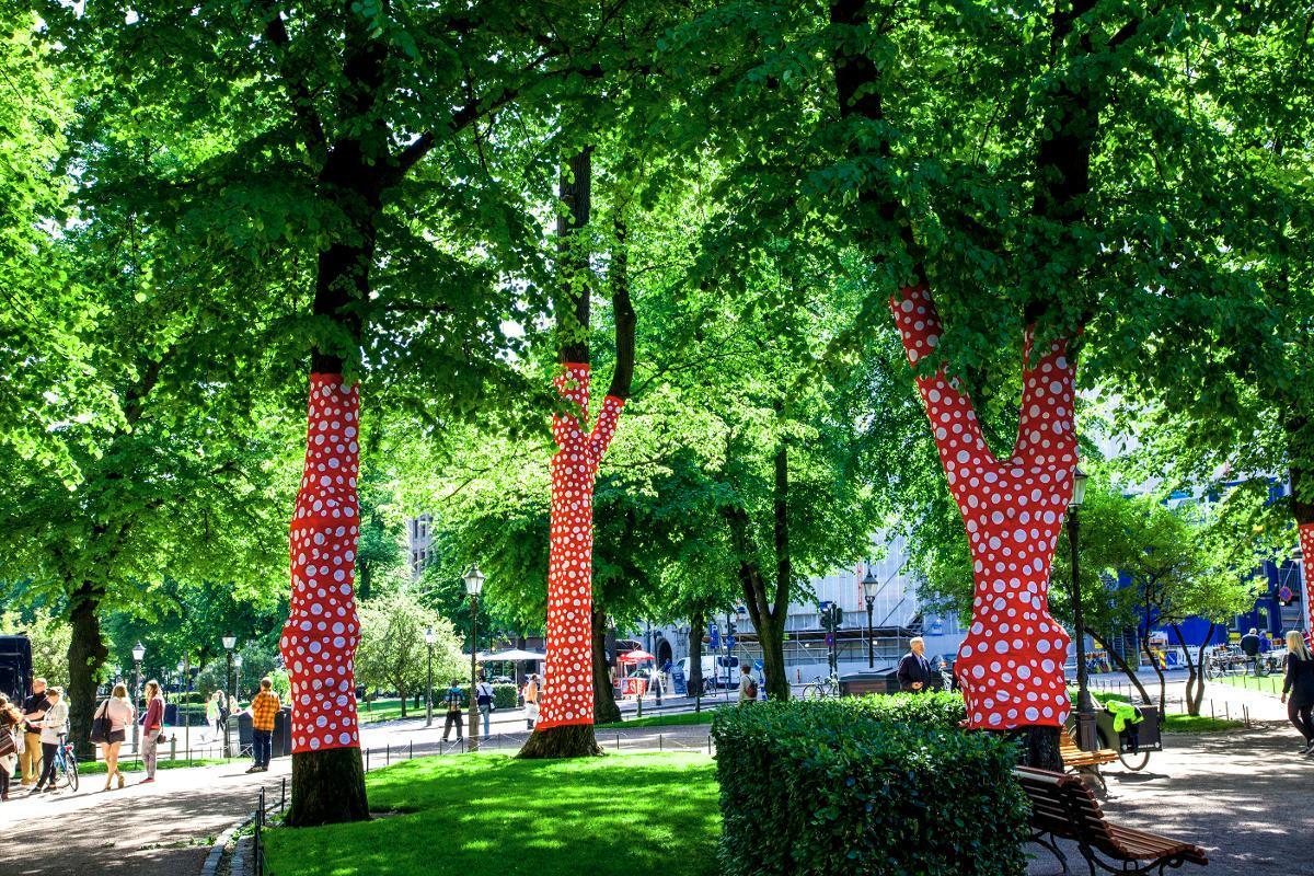 Yayoi Kusama tunnetaan teoksista, joissa pilkut ja pallot toistuvat äärettömyyksiin asti. Kuva: Sirpa Päivinen