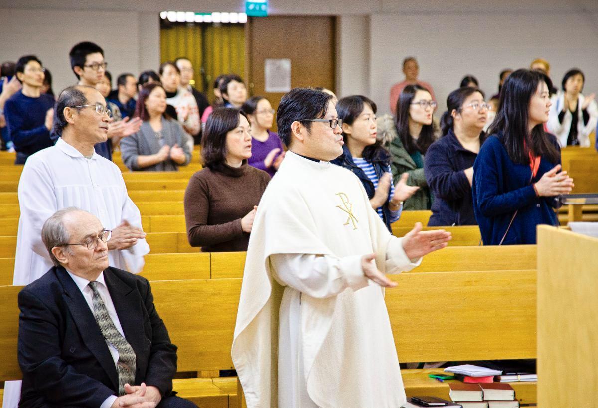 Pastori Paulos Huang pitää Alppilan kirkolla joka sunnuntai kiinankielisen messun.