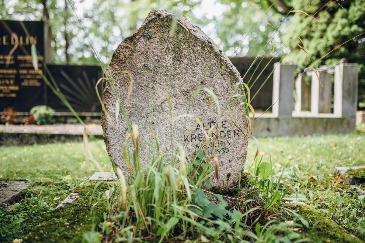 Altte Kreanderin luonnonkivestä tehty hautakivi vuodelta 1955 on harvinaisuus.