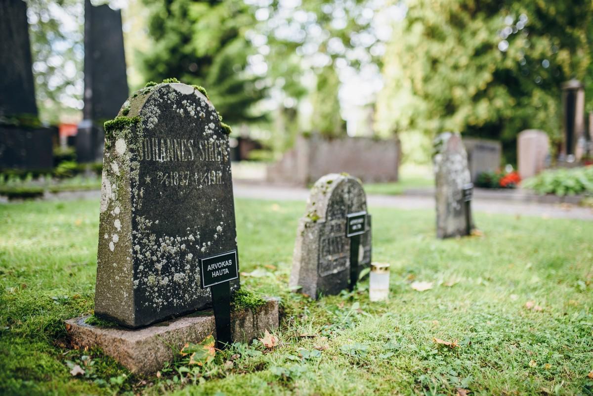 Pienet hautakivet 1800-luvulta ovat jo ikänsä puolesta arvokkaita.