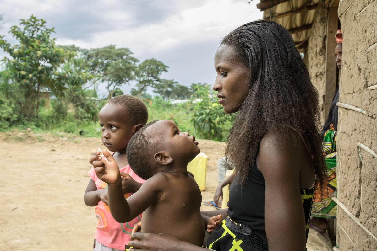 Judith Umurija lastensa Echiman ja Gracen kanssa Rwamwanjan pakolaisleirillä Ugandassa. Hän odottaa pääsyä ammattikouluun. Kuva: Ville Asikainen / Kirkon Ulkomaanapu