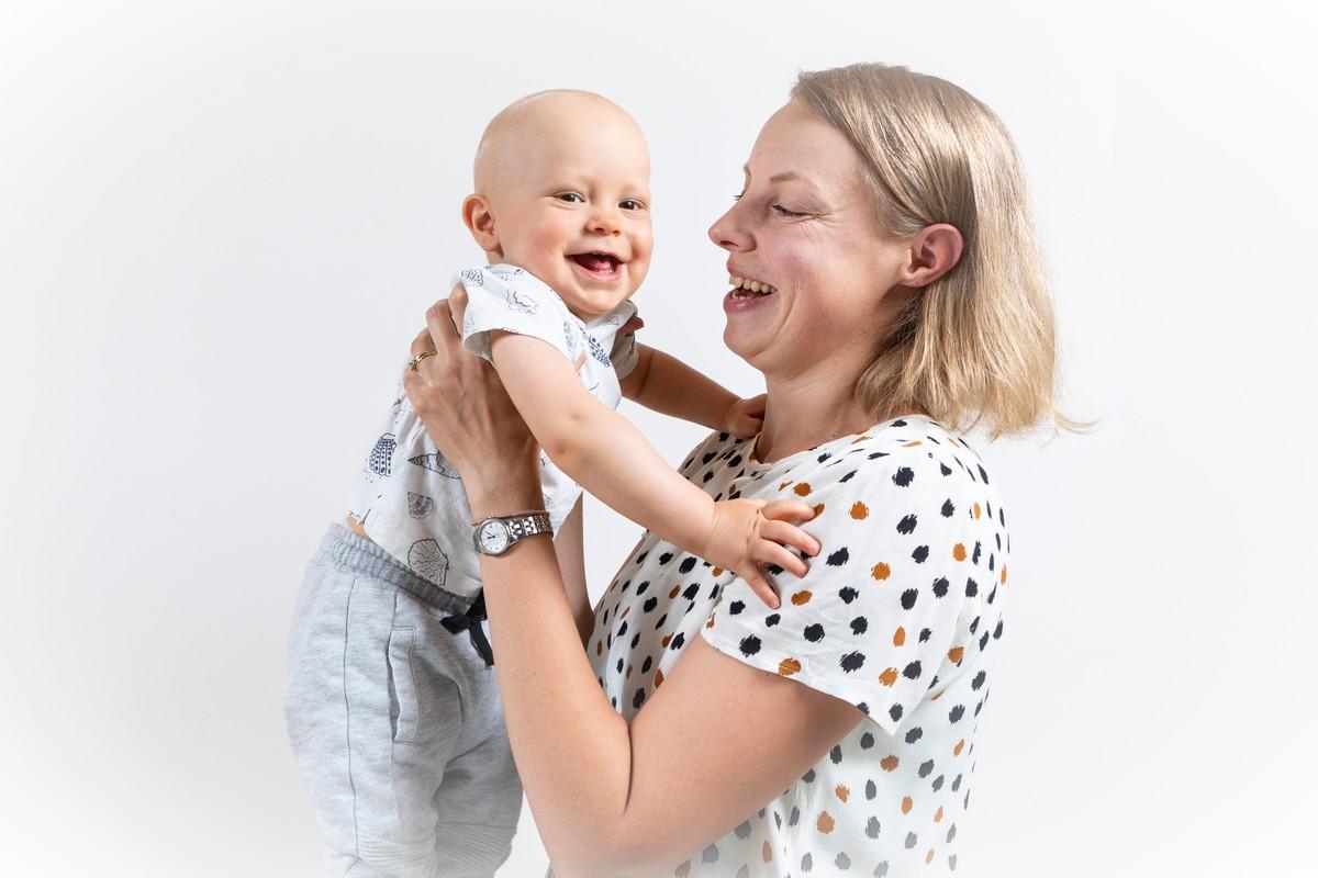 Risto on Saara Vihman ensimmäinen lapsi. He kävivät tutustumassa muihin aikuisiin ja lapsiin Ensivauvat-ryhmässä.