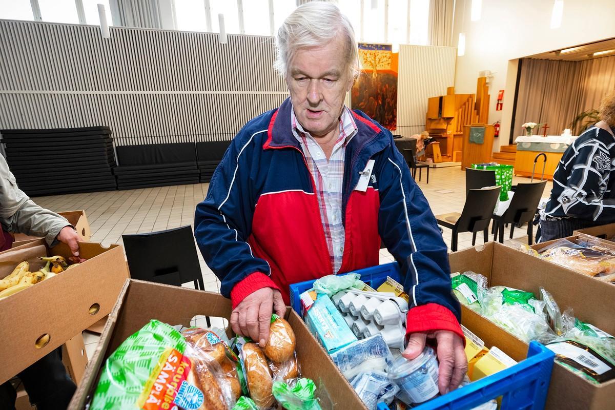 Hävikkiruoan jako on yllätyksellistä: ikinä ei etukäteen tiedä, mitä laatikoista paljastuu.