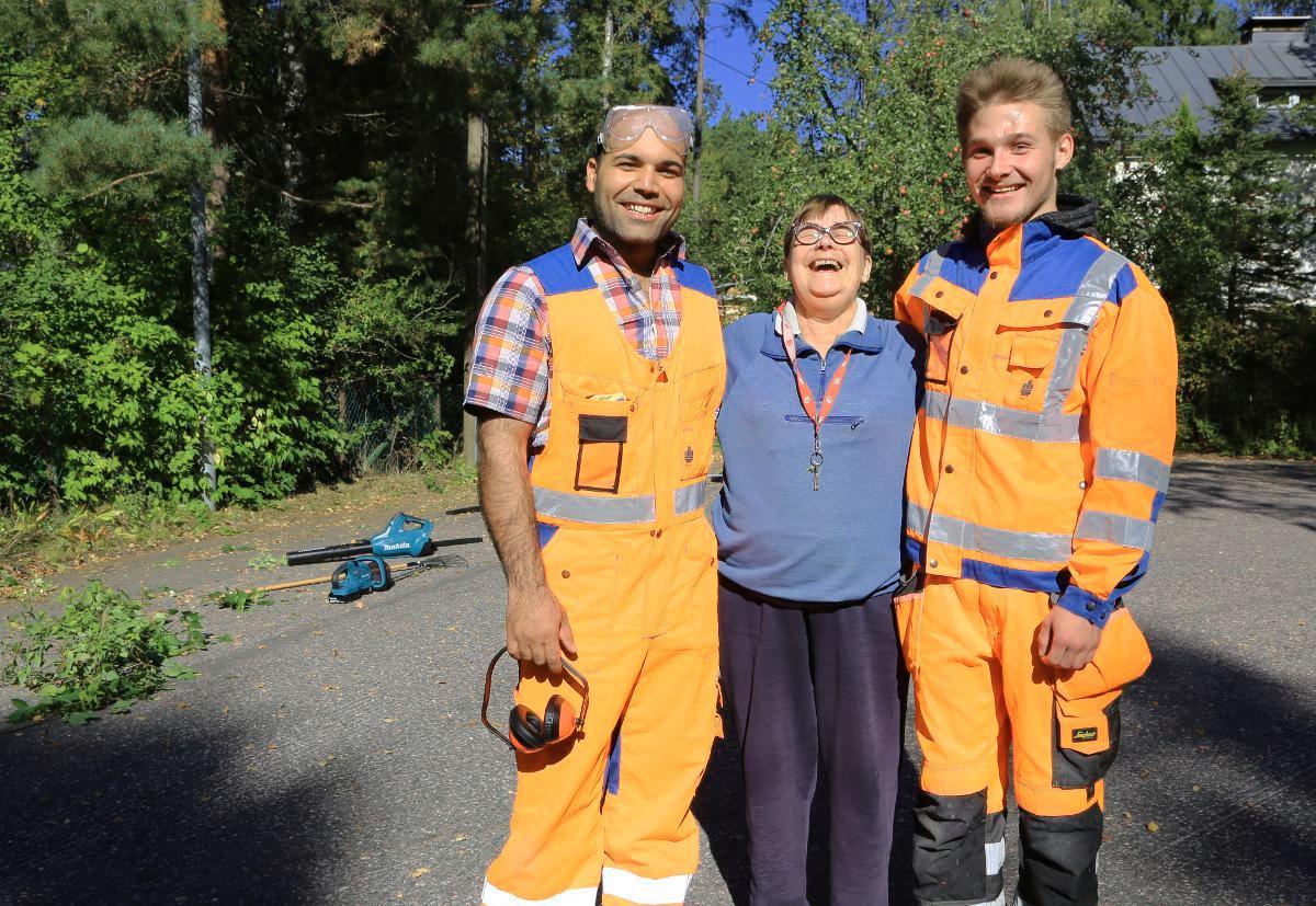 Stadian kiinteistöalan opiskelijat Rahmamodin Amer (vasemmalla) ja Sander Jänes lopettelevat töitä Ritva Gustaffssonin pihalla Vartiokylässä. Kuva: Sari Saaristo