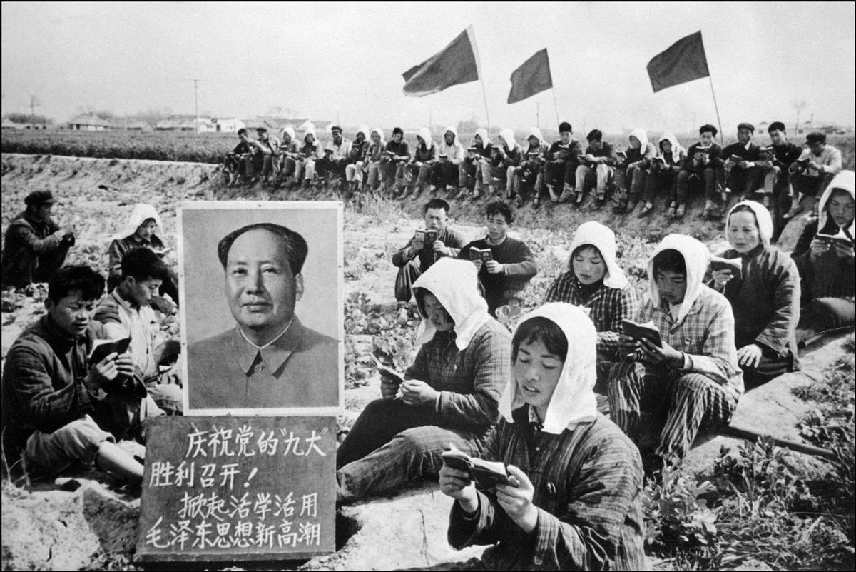 Kiinalaiset maatyöläiset lukevat Maon Pientä punaista kirjaa kulttuurivallankumouksen aikana 1969.