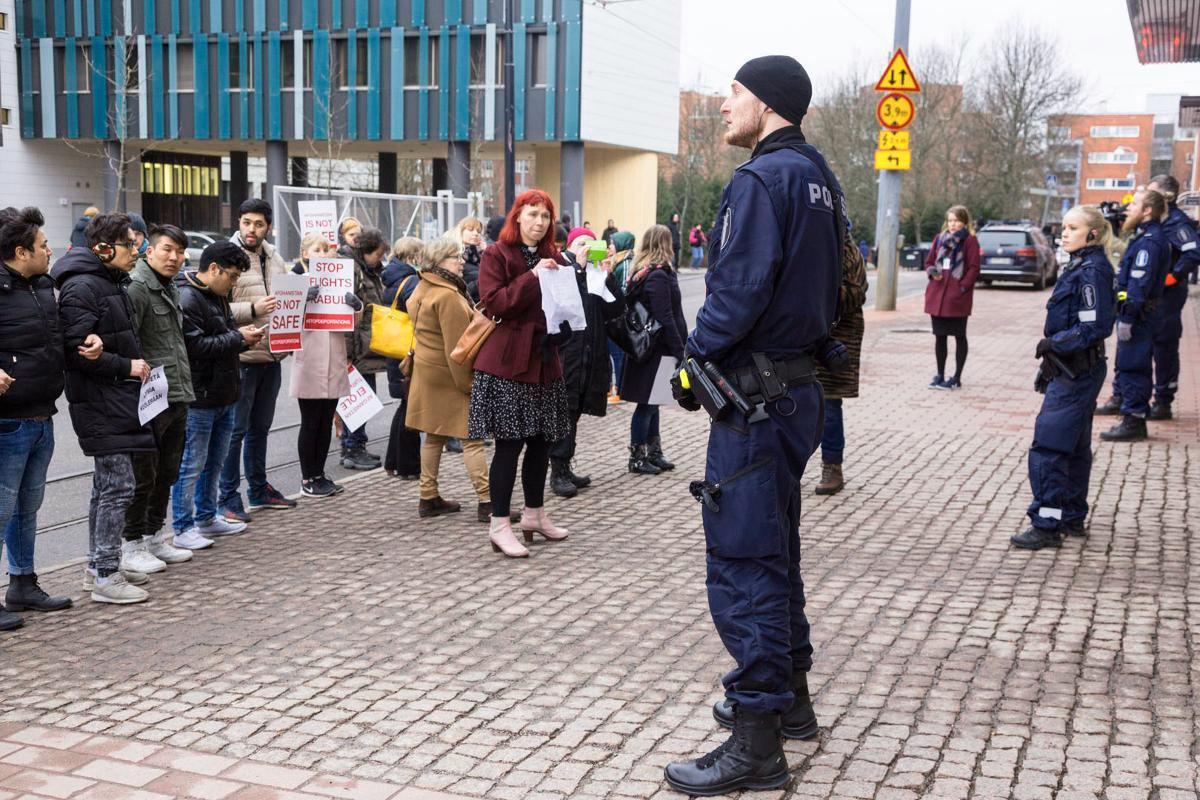 Pastori Marjaana Toiviainen pyysi poliiseilta tapaamista afgaaniperheen kanssa Pasilan poliisiaseman edustalla.