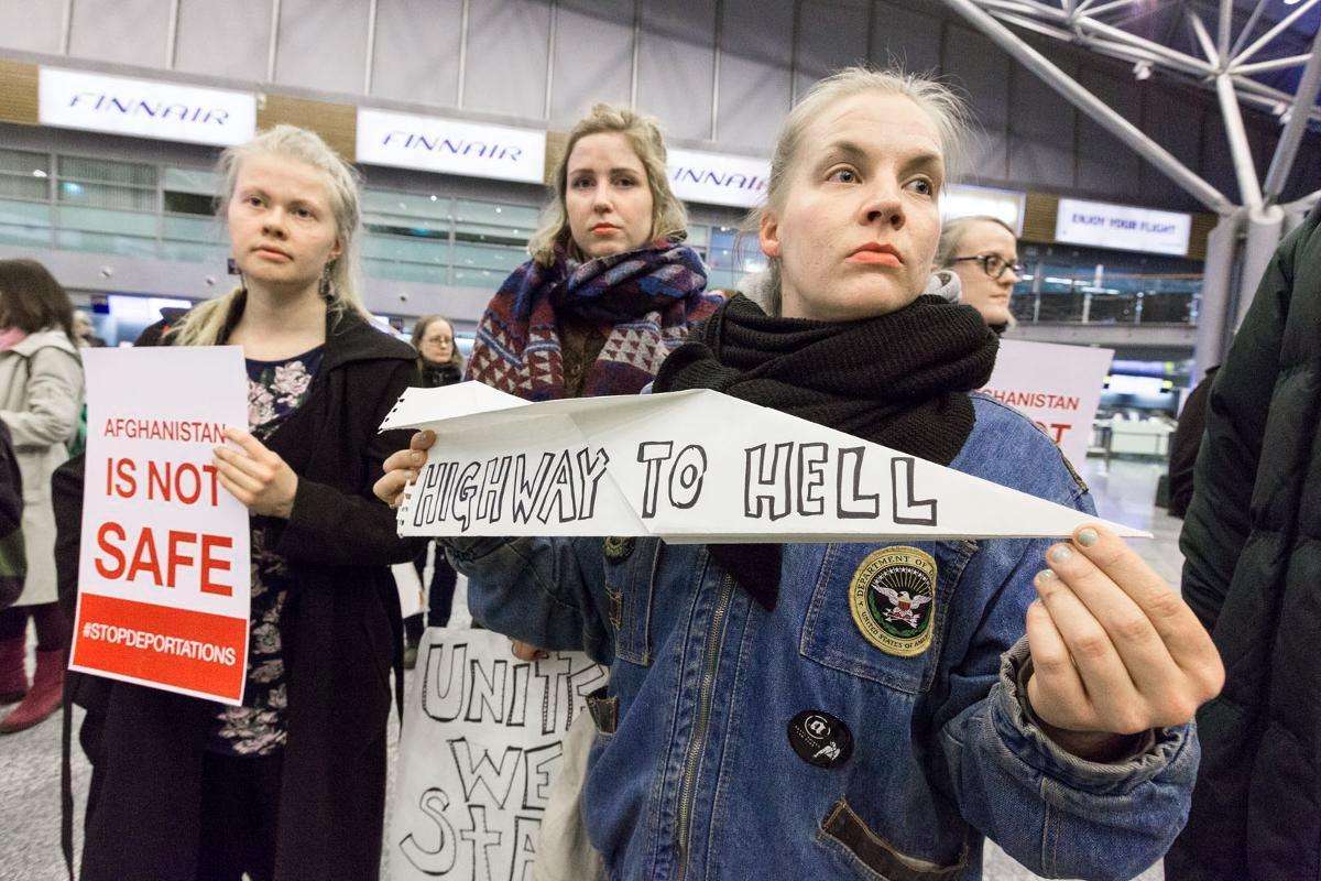 Mielenosoittajat Helsinki-Vantaan lentokentällä 3.4. pelkäsivät turvapaikanhakijoiden joutuvan kotimaassaan hengenvaaraan.