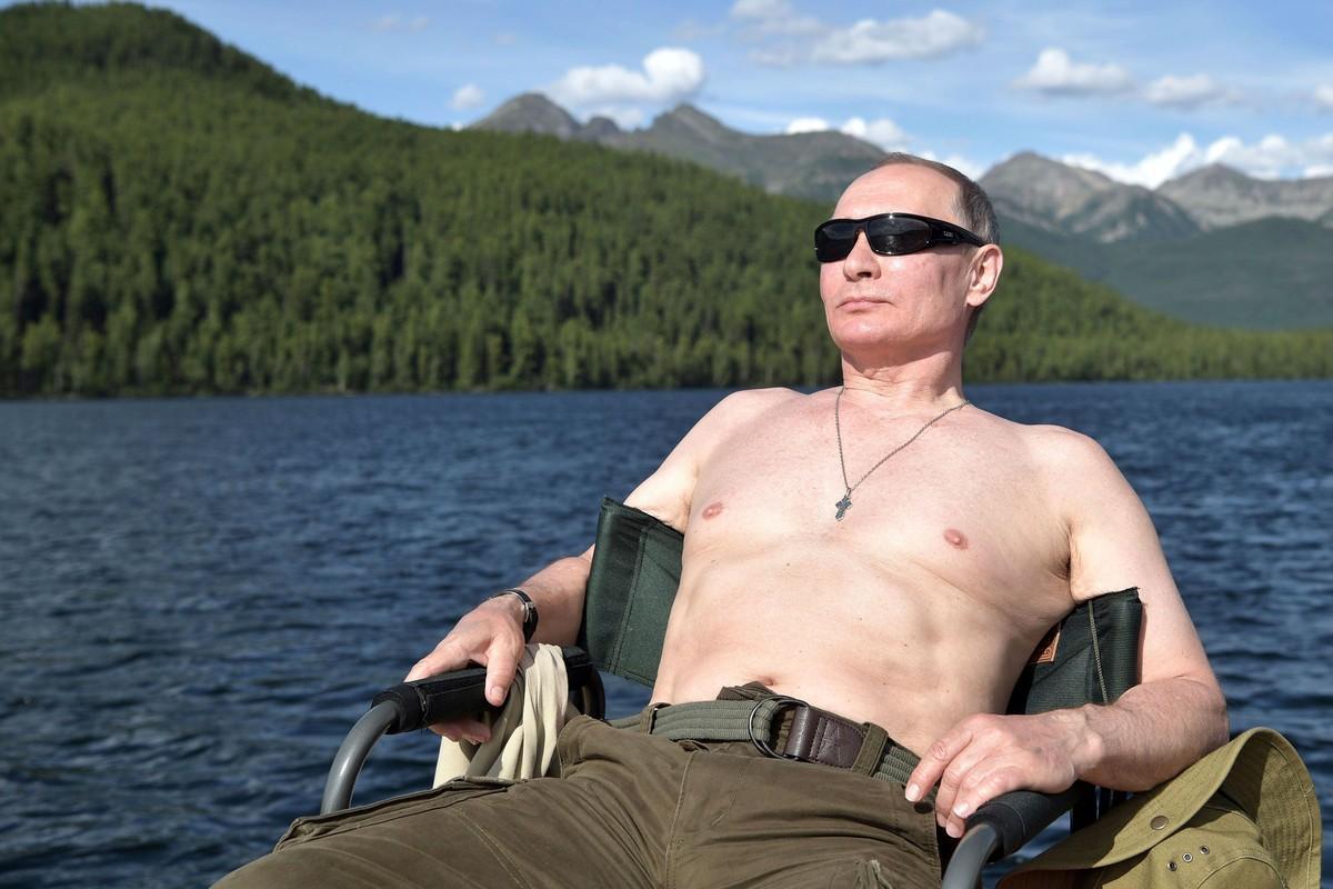 Venäjän presidentti Vladimir Putin ottamassa aurinkoa Siperiassa elokuussa 2017. Kaulaassaan hänellä on äidiltä saat risti.