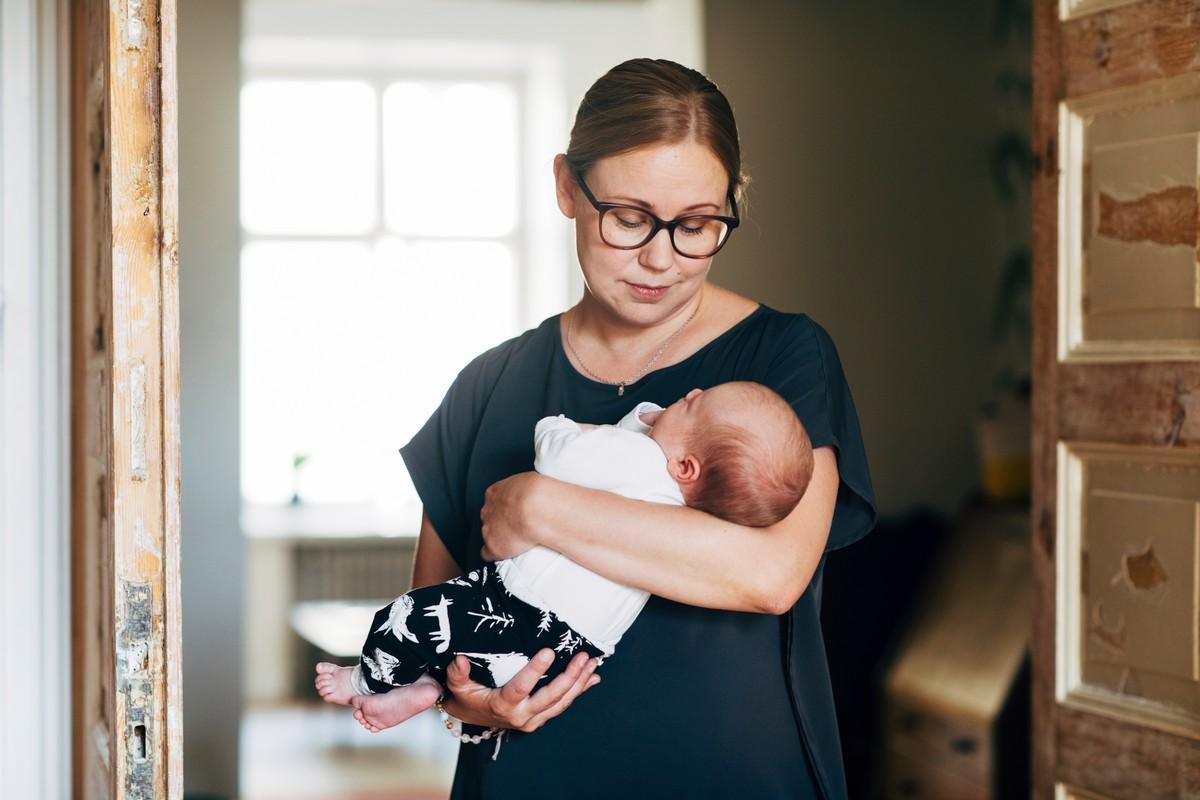 Doula Mari Forsbeg tapaa äidin ja lapsen myös synnytyksen jälkeen. Silloin jutellaan siitä, kuinka synnytys meni ja kuinka arki vauvan kanssa sujuu.