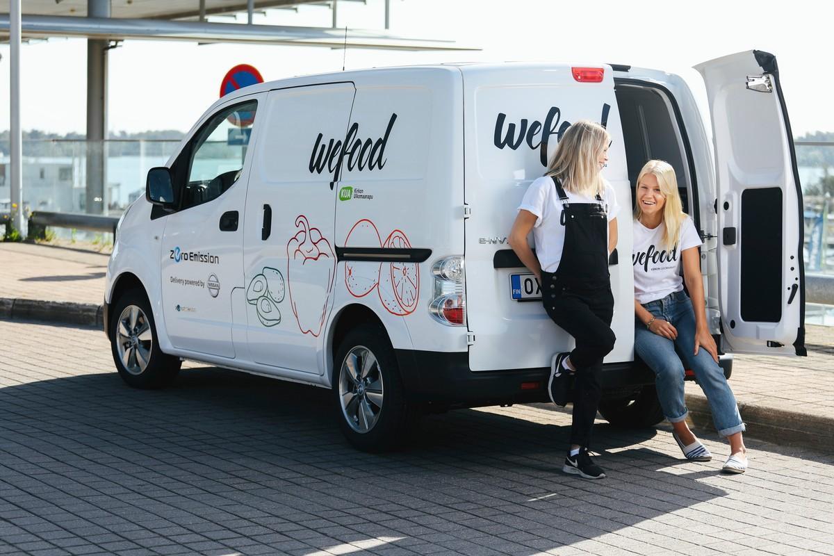 Hävikkiruoka noudetaan tavarantoimittajilta sähköpakettiautolla. Kuvassa WeFoodin vapaaehtoiset Tytti Kaisamatti ja Jenna Inkinen.
