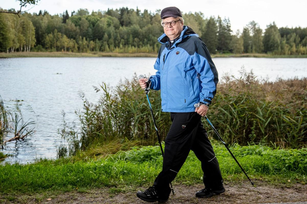 Hämeenkylän seurakunnan kirkkoherra Jukka Nevala virkistyy sauvakävellessään luonnossa.