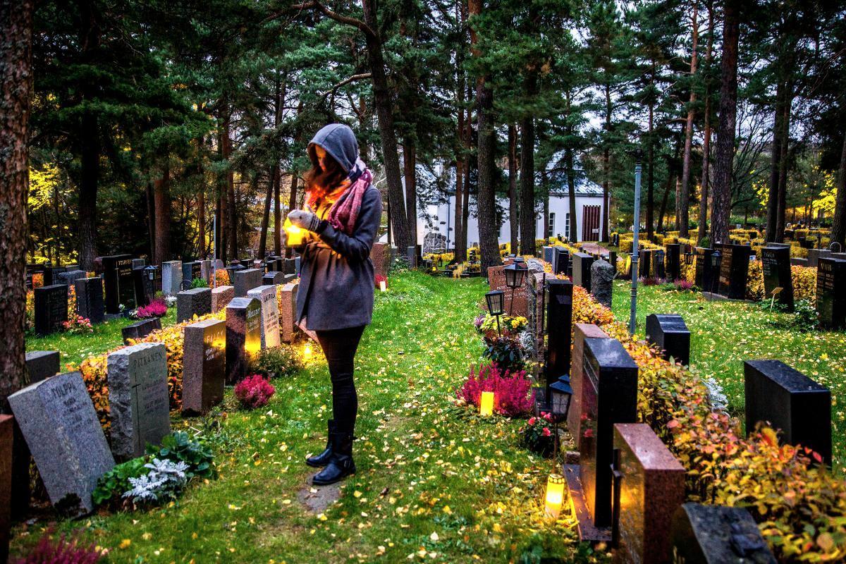 Pyhäinpäivänä suru ja ikävä saavat näkyä. Suru syttyy hautausmaiden kynttilämereksi. Kynttilä on sanaton rukous, mutta samalla se viittaa jo väliverhon toiselle puolelle, iankaikkisen elämän toivoon. Kuva: Sirpa Päivinen