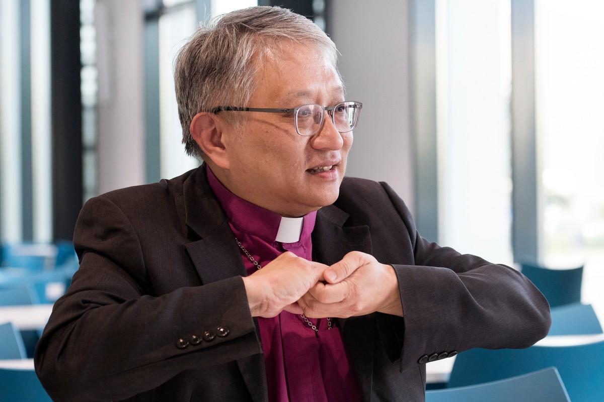 Piispa Ben Changin mukaan Hongkongin malli on yksi maa ja kaksi järjestelmää. Koska siinä on tuo yksi maa, Hongkongin tilanteeseen vaikuttaa se, mitä manner-Kiinassa tapahtuu.