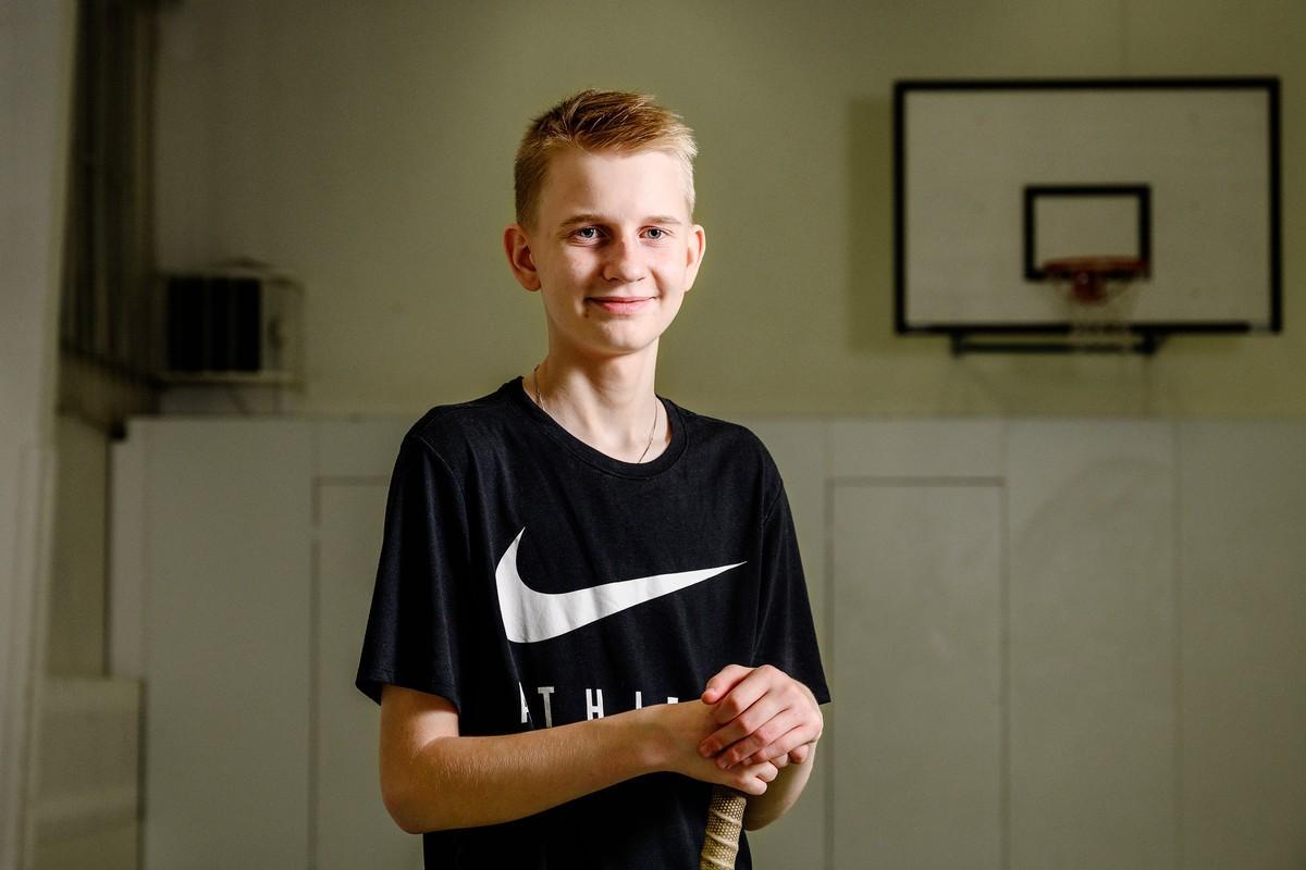 Stadin Ammattiopistossa autoalaa opiskeleva 15-vuotias Timo Toriseva vetää isien ja poikien sählykerhoa Vartiokylän kirkolla. Hän oppi pelaamaan sählyä samassa kerhossa pikkupoikana.