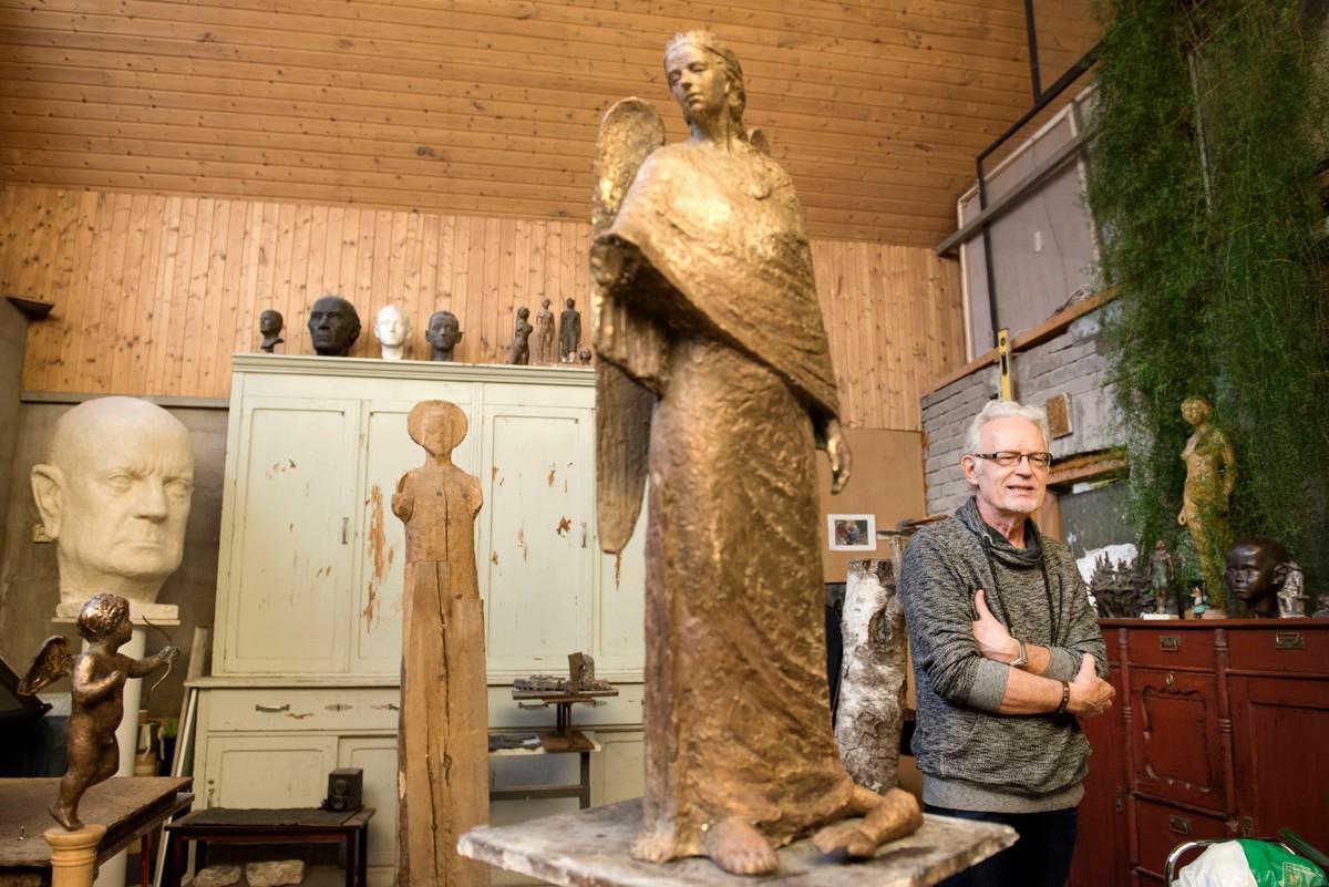 Raimo Jaatinen on tehnyt pronssisen Siunaavan enkelin hautamuistomerkiksi kuvanveistäjä­isälleen Toivolle, jolta hän on perinyt ateljeen.