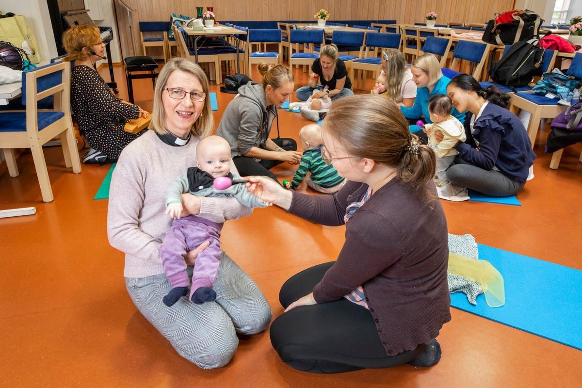 Pastori Leena Santaharjun mielestä vauvat tuovat mukanaan tulevaisuuden toivoa. Valtakunnallisena vauvan päivänä 27.9. Soukan kappelissa ja Chapplessa on vauvaperheille suunnattua ohjelmaa.