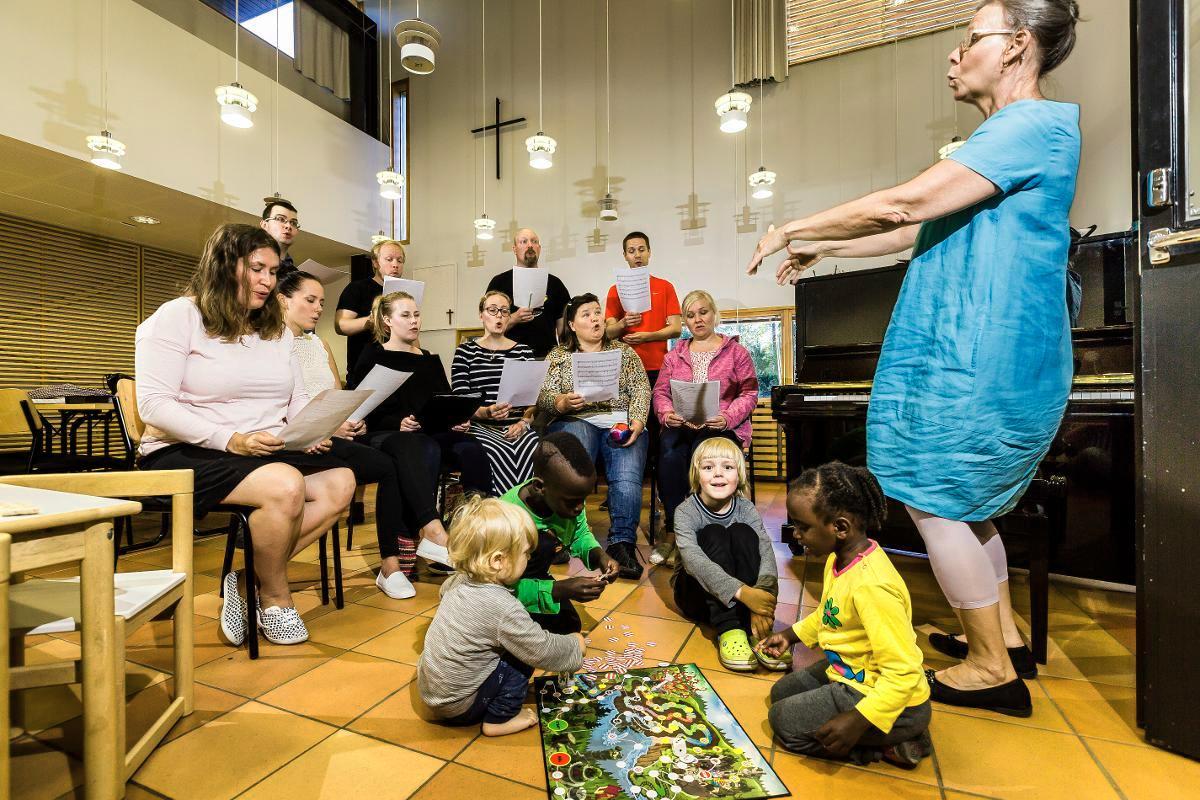 Helena Yli-Jaskarin johtaman Okra-kuoron harjoituksissa laulajien lapset ovat luontevasti mukana. Paikalla on myös lastenhoitaja. Kuva: Jukka Granstrom