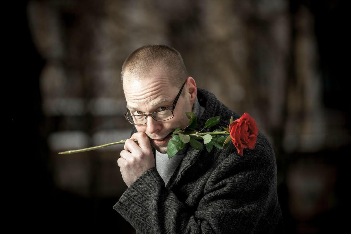 Huumori on Roope Lipastin kirjoissa vahva elementti, mutta niihin sisältyy aina myös vakavampi taso.