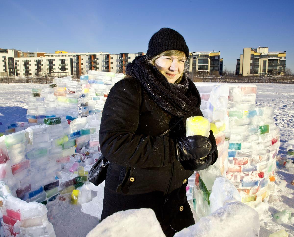 Sanna Wuorio innosti arabianrantalaisia rakentamaan oman jäälinnan. Alueelle tehtiin toinenkin linna kovilla pakkasilla. Kuva: Sirpa Päivinen