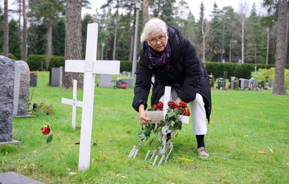 Kaupungin maalla. Hautausmaanhoitaja Nina Huttunen pitää haudoista huolta perinteisellä hautausmaalla Kauniaisissa.