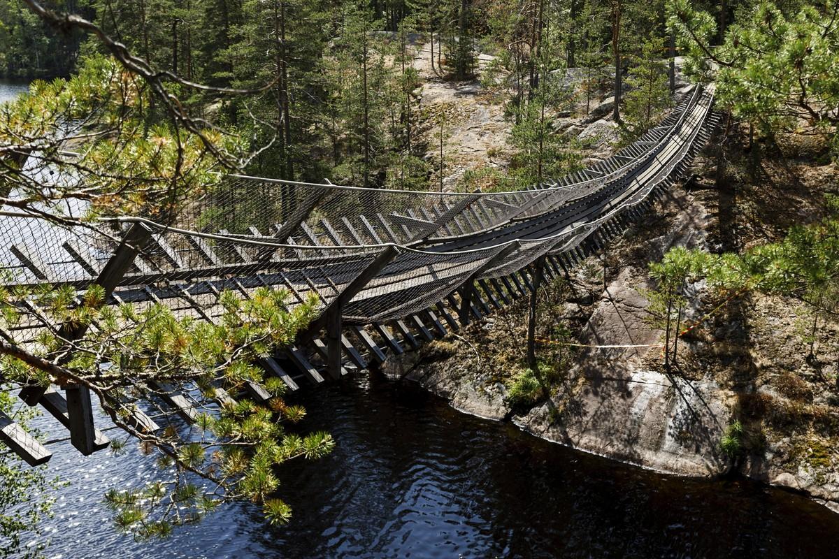 Kansallispuistojen kävijämäärät ovat kasvaneet Suomessa koko 2000-luvun ajan. Ylikuormituksen epäillään olevan yksi syy siihen, miksi Repoveden kansallispuiston puurakenteinen riippusilta romahti kesällä 2018. Uusi järeämpi teräsrakenteinen silta avataan 14. lokakuuta.