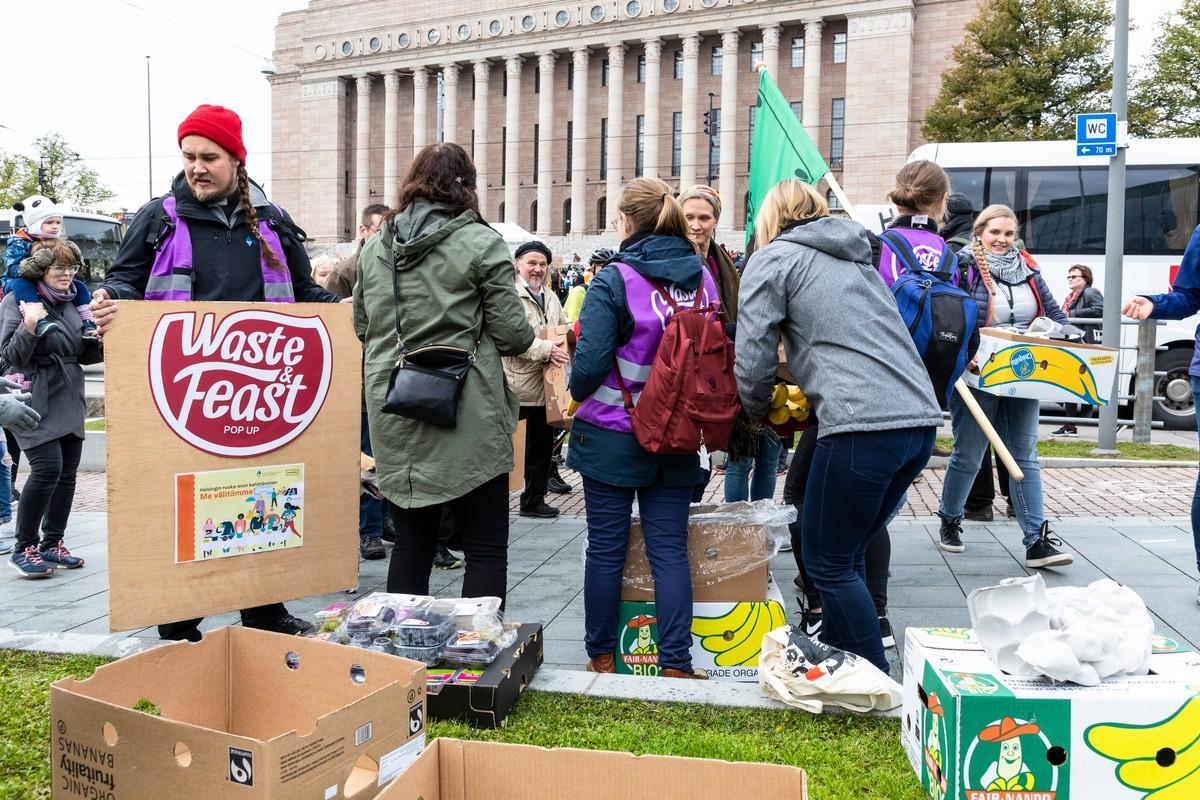 Helsingin seurakuntien ja kaupungin työntekijöiden jakamat hävikkibanaanit ja -omenat maistuivat ilmastolakkolaisille.