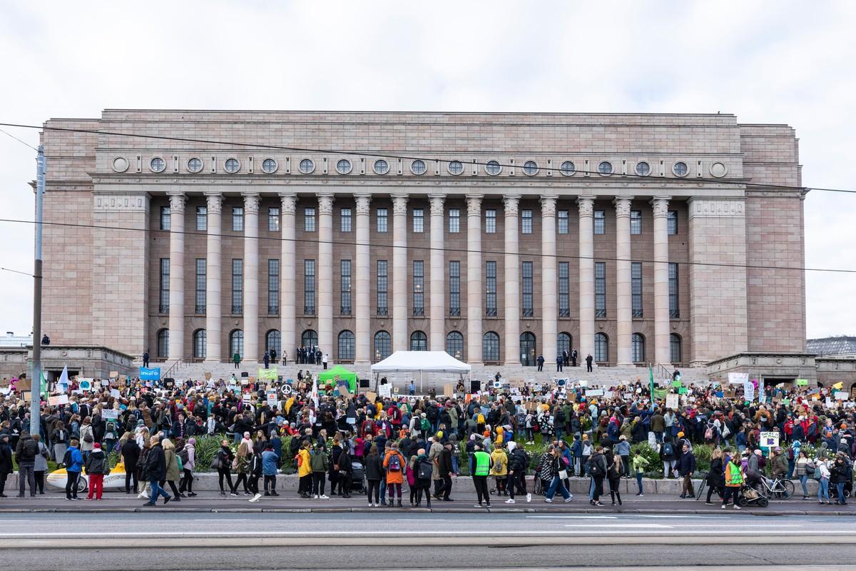 Poliisin arvion mukaan Eduskuntatalon eteen kertyi jopa 4000 ihmistä.