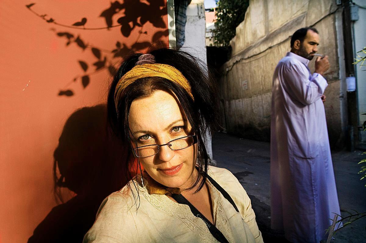 Damaskoksesta palannut. Maria Syvälä ei usko suvaitsevaisuuteen. – Kanssaihmisten kohtaamiseen riittää normaali ihmisyys eikä erilaisuudesta tarvitse pitää lukua, hän sanoo. Kuva: Lauri Dammert