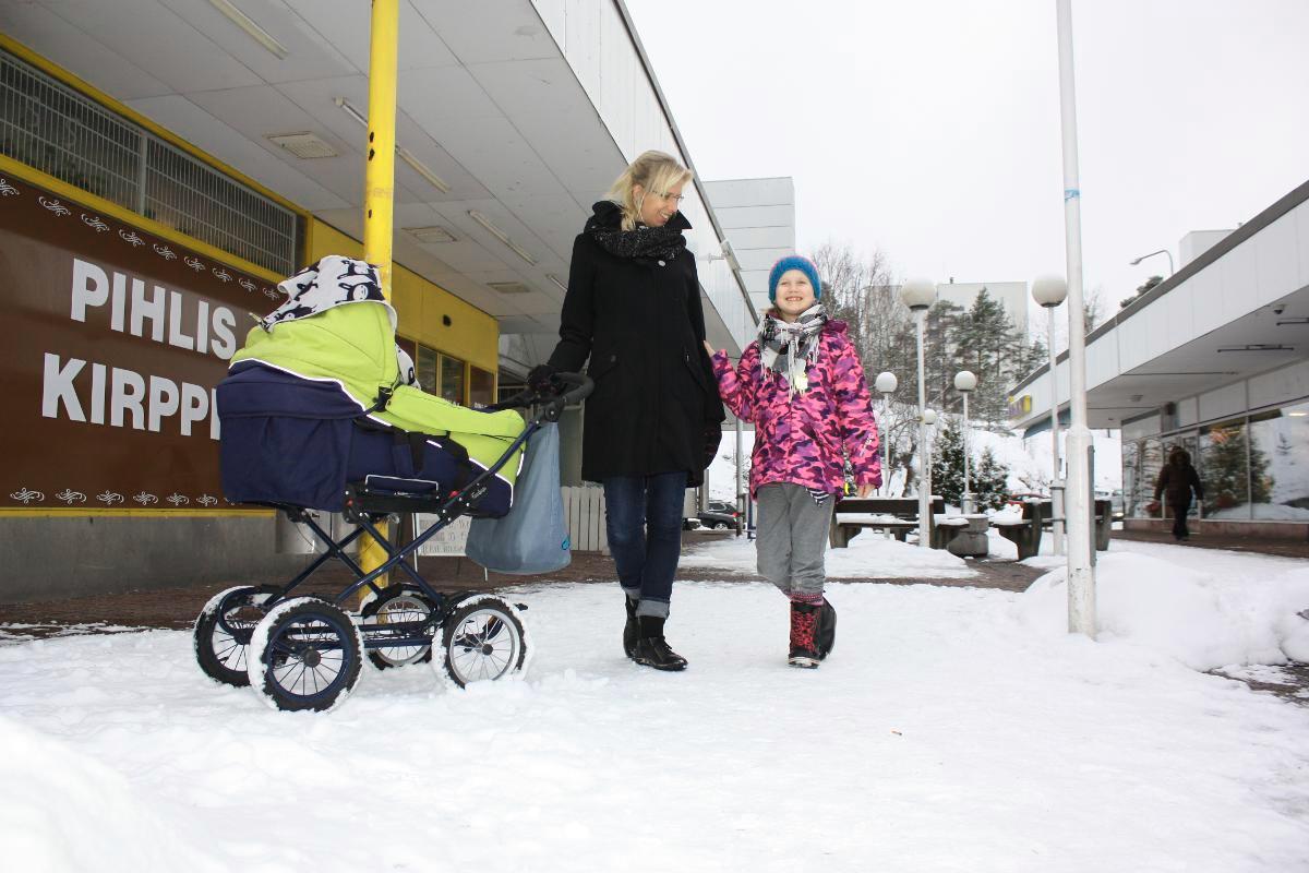 Kati Railon mielestä Pihlajamäessä on mukava kylätunnelma, vaikka kaikki eivät sentään tiedä kaikkien asioita. Kuva: Anu Heikkinen