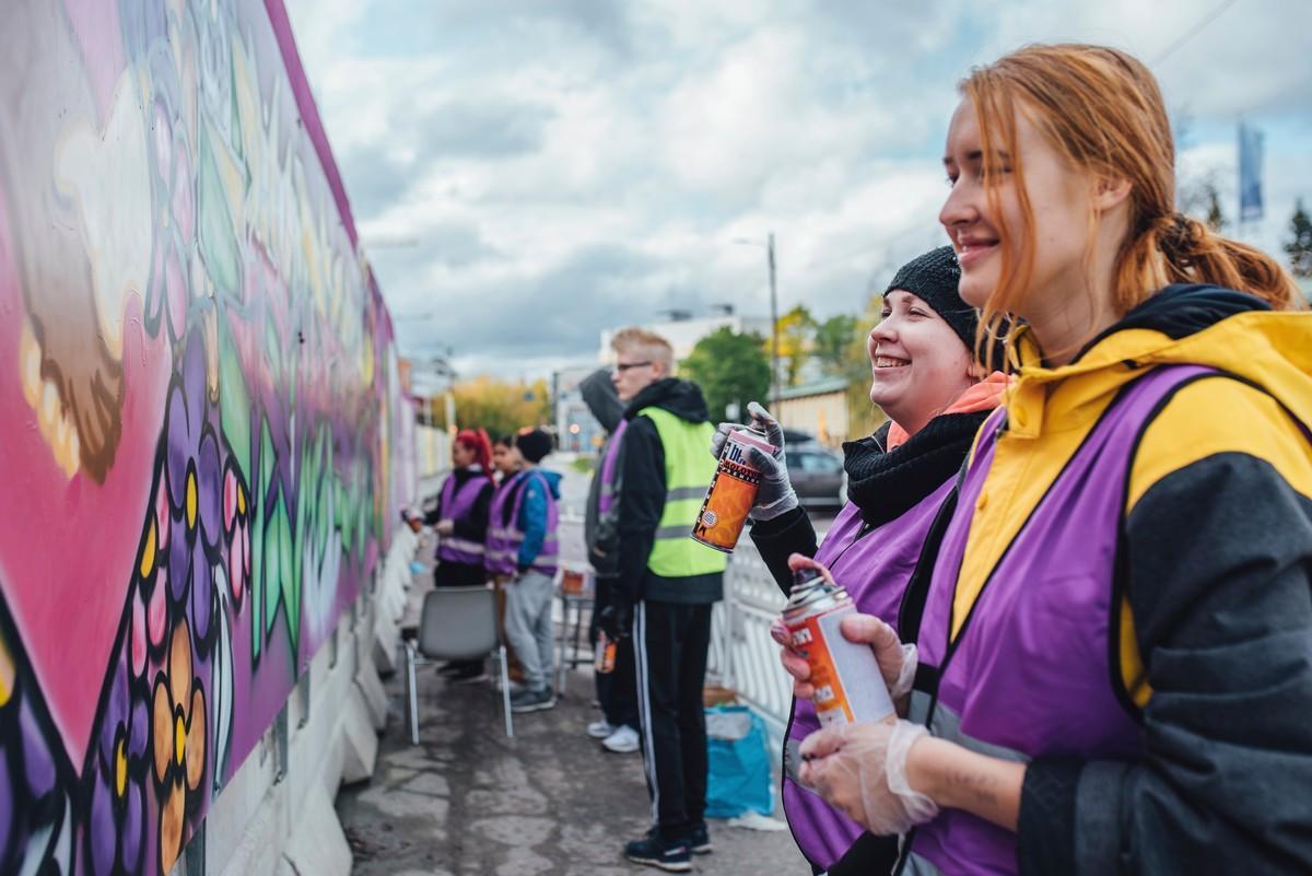 Reetta Kuusiniemi ja Melissa Meltsas osallistuivat innolla graffitin maalaamiseen.