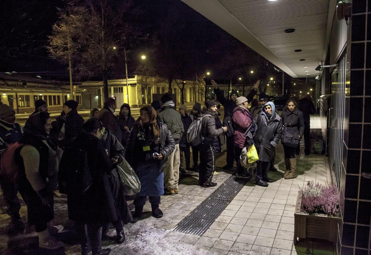 Hermannin diakoniatalon edustalla jonotti kolmisenkymmentä romania hyvissä ajoin ennen hätämajoituksen aukeamista.