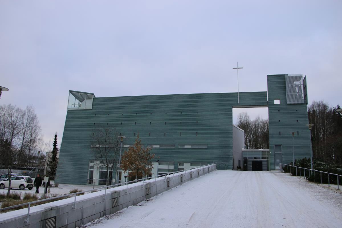 Kirkon seiniä on verhoiltu patinoiduilla kuparilevyillä. Kuva: Anna Äystö