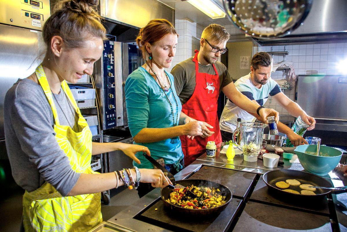 Ravintolakokki Sanna Hiltunen (toinen vasemmalta) opettaa Paavalinkirkolla Annaa ja Mikkoa valmistamaan tofuscramblea, munakokkelin vegaaniversiota. Veli-Pekka Åberg valmistaa kikherneistä munatonta 