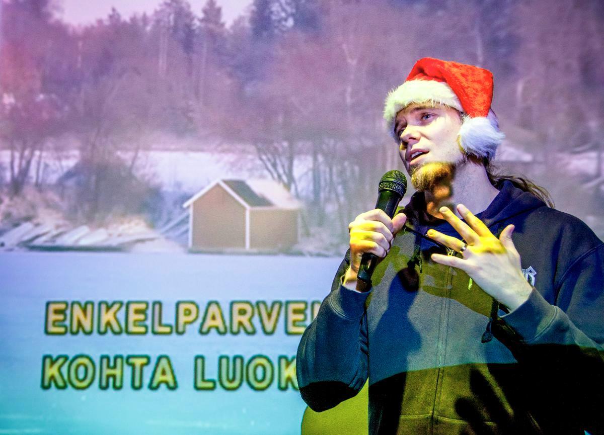 – Tapanani on, että joulukuussa en kuuntele muuta musiikkia kuin joululauluja, kertoo Miika Koistinen. Kuva: Sirpa Päivinen