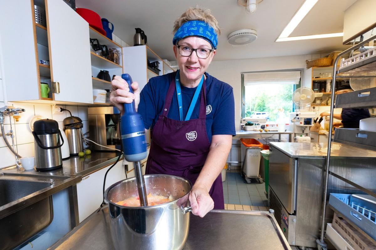 Johanna Sademaa tekee smoothien, jonka ainekset ovat cantaloupe-meloni, vesimeloni, ananas, papaija, mango, appelsiini ja appelsiinimehu. Sokeria tai säilykkeitä ei käytetä smoothiessa.