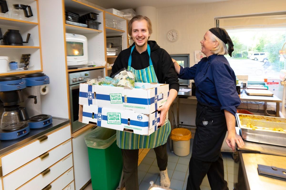 Veikko Timonen haki lahjoitusruokaa kaupasta, jonka kanssa Snellu Cafélla on sopimus. Liisa Haveri kertoo, mitkä ruuat viedään Vuosaaren kirkon lounaalle.