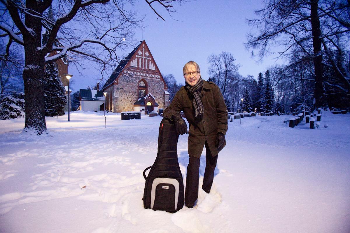 – Kirkko sopii hyvin klassiselle kitaralle, sanoo Janne Lehtinen. Kuva: sini pennanen