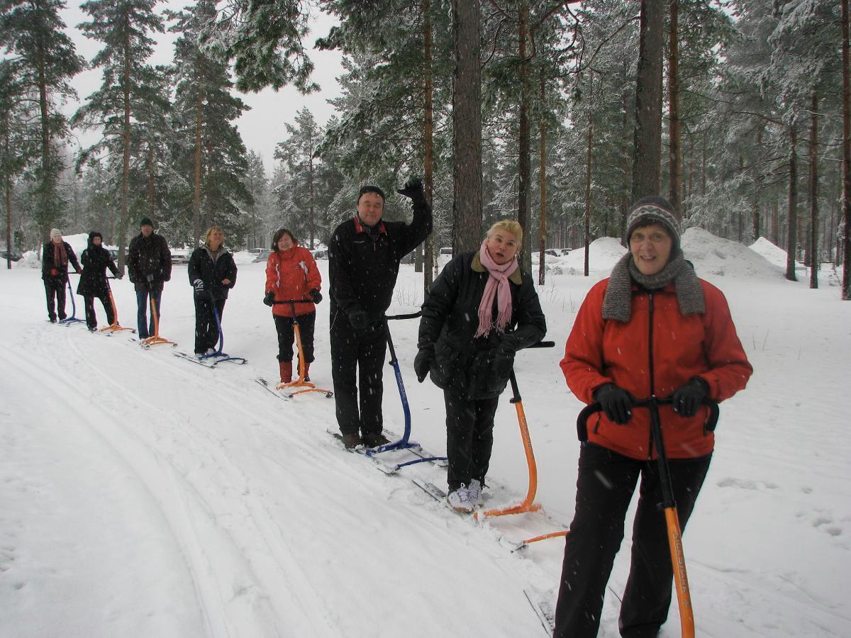 Tuetulla lomalla. Kotorannan lomaviikon ohjelmaan sisältyy muun muassa ulkoilua, pihapelejä, saunomista ja kädentaitoja. Halukkailla on mahdollisuus kokeilla ratsastusta. Kuva: Pirjo Suomi