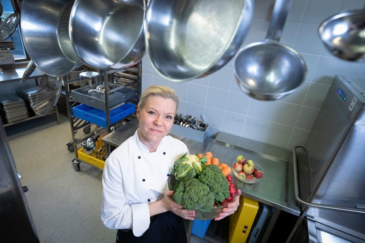 Emäntä Merja Söderberg käyttää diakonialounaiden valmistamisessa runsaasti kasviksia, kalaa ja kanaa. Jokaisella aterialla on tarjolla runsas salaattipöytä.