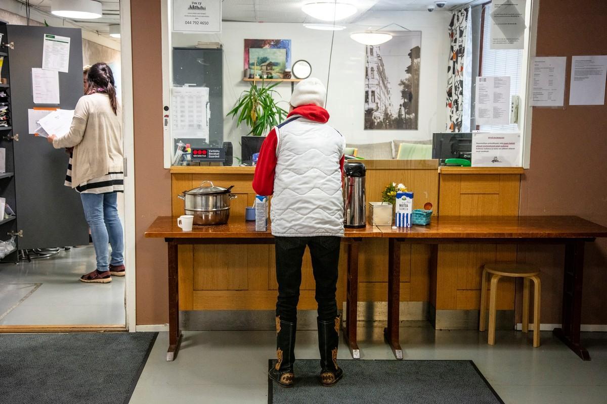 Tepu kaataa itselleen kahvia VVA:n asumisyksikössä. Kun Tepu oli asunnoton, turvallisen nukkumapaikan löytäminen oli hänelle päivittäinen haaste.